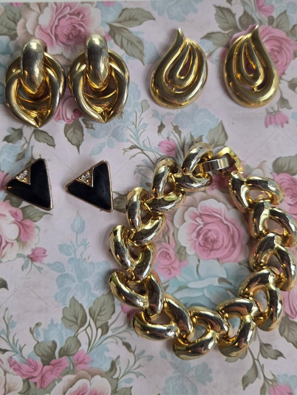 🛍Gold-Tone Chunky Chain Bracelet and Assorted Earrings Set - Costume Jewelry